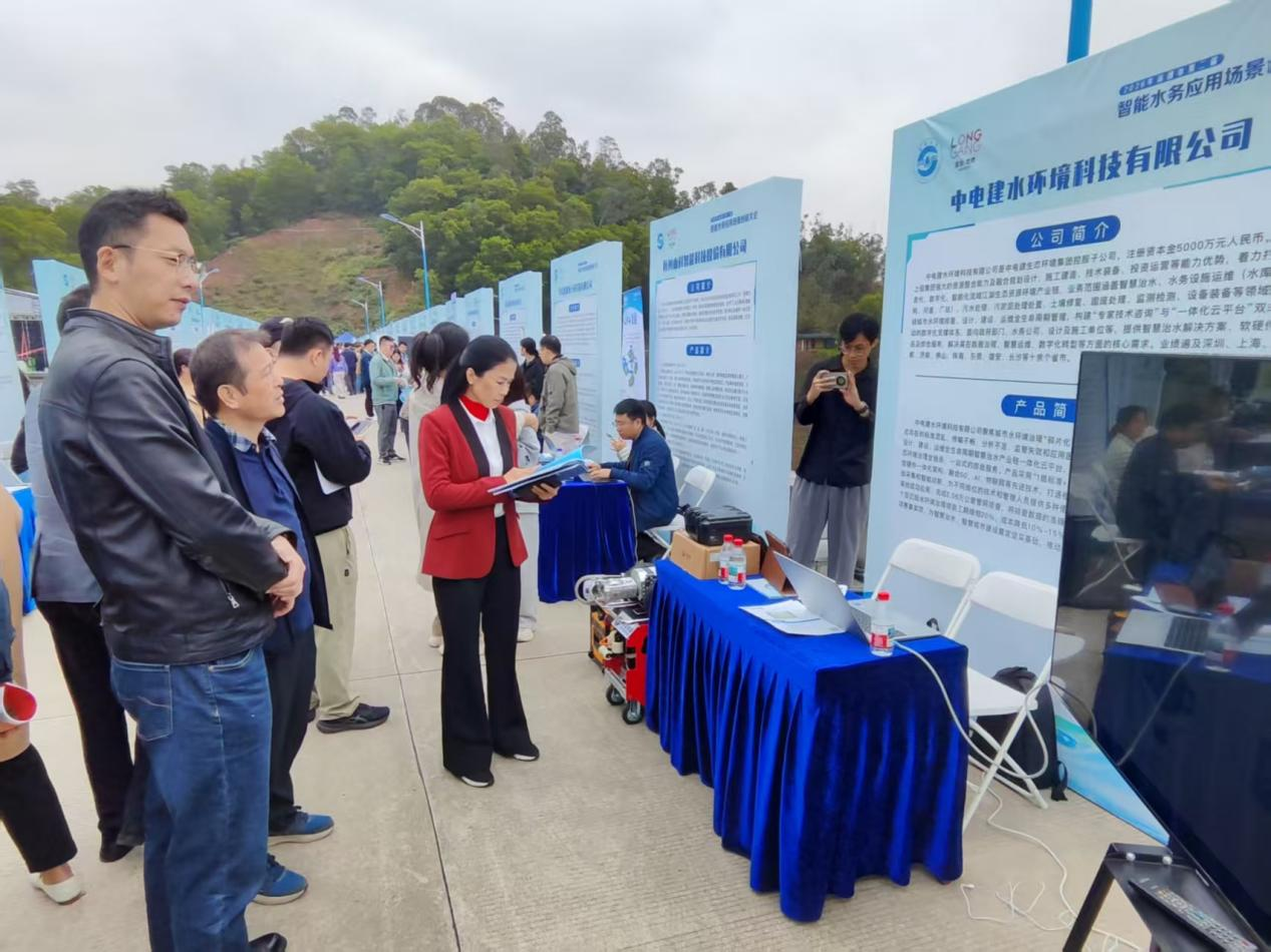 龙岗区流域管理中心洪小红主任莅临展位指导工作